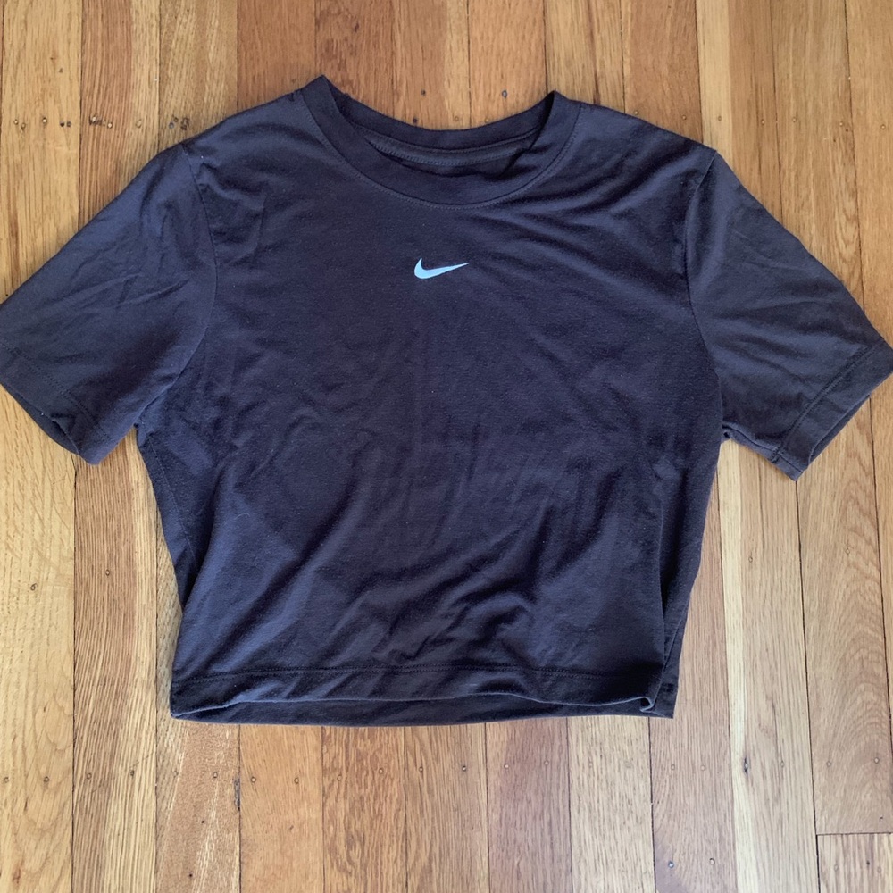 Nike Women's chocolate brown Cropped Swoosh Tee